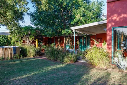 José compró una pileta de lona circular y recubrió su diámetro con cañas.