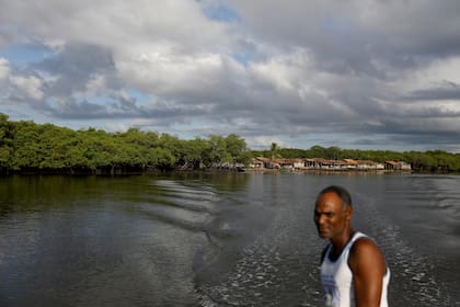 José Da Cruz sale con su bote de la aldea "El tren" en la costa del río Caratingui en el estado de Bahía