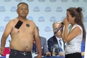 La llamativa frase del “hombre imán” sobre el magnetismo de las vacunas contra el Covid que la ciencia básica desmiente