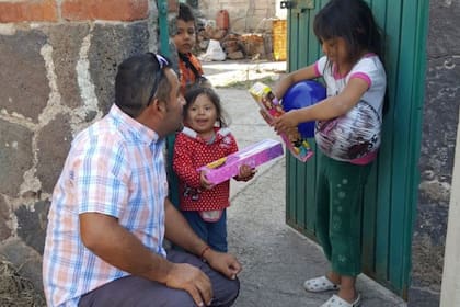 El mexicano de Irapuato repartiendo juguetes a los chicos; siempre está dispuesto a dar una mano a los que menos tienen