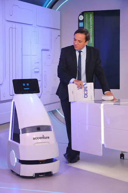 José Del Río con Charlie, el robot de Accenture Argentina en pleno aire