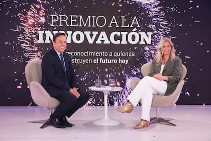 José del Río, director de Contenidos en LA NACION y Gabriela Renaudo, Group Country Manager de Visa Argentina y Cono Sur durante el encuentro en el que se reconoció a los ganadores