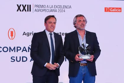 José del Rio (LA NACION) le entregó la distinción Mejor Agricultura Extensiva a Ignacio Anchorena, de Compañía de Tierras Sud Argentino