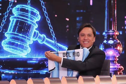 Jose del Rio muestra la sorpresa que le llegó en el drone: una camiseta de la selección
