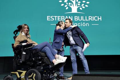 José Del Rio recibe a Marcela Capuano durante el evento "La vida es hoy".