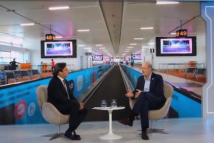 José Del Rio, secretario general de Redacción de LA NACION, con Federico Sturzenegger, ministro de Desregulación y Transformación del Estado