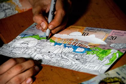 José encontró un próspero negocio con su "money art"