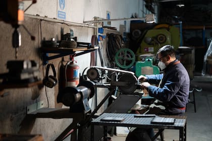 José es uno de los artesanos que trabaja en la cuchillería hace 30 años