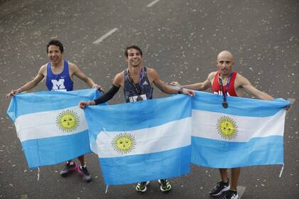 José Félix Sánchez junto a Miguel Maza y Martín Méndez, los integrantes del podio argentino en la Maratón