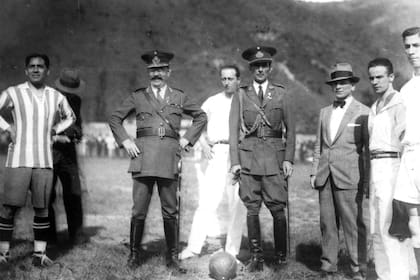 José Félix Uriburu, acompañado de su edecán, dándole el puntapié inicial al partido Porteños vs. Liga Salteña. Año 1931