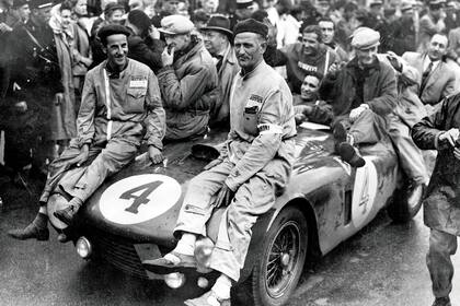 José Froilán González y Maurice Trintignant, ganadores de Le Mans con Ferrari (1954).