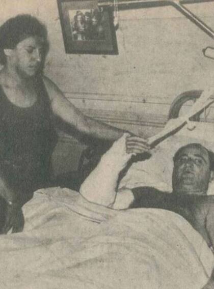 José Fuentes, chofer de Oberdan Sallustro, se recupera del tiro recibido en su brazo por parte de los captores del empresario; a su lado se encuentra su esposa