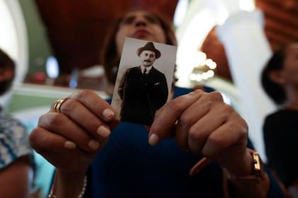 José Gregorio Hernández es conocido como el "médico de los pobres", porque no cobraba sus servicios a aquellos enfermos que no pudieran pagarlos