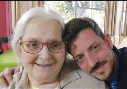 José Ignacio Bergoglio con su madre, María Elena, hermana de Francisco