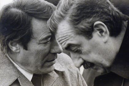 José Ignacio López, en el momento en el que le informa a Alfonsín de la mutilación del cuerpo de Perón