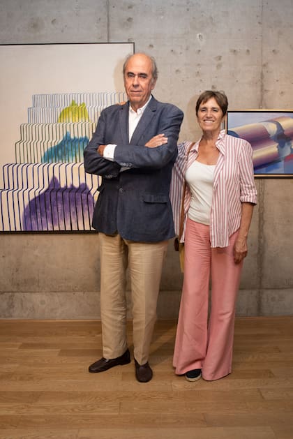 José Ignacio Miguens, hijo de la artista, y Clara Insúa. Josefina Robirosa, falleció el año pasado a los 89 años y fue una gran referente del arte argentino. Su muestra en el MACBA recorre sus trabajos del período 1967-1973,