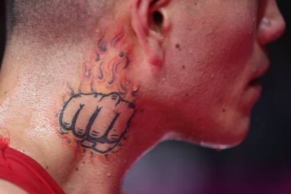El levantador de pesas Jose Jaimes Lucar muestra su tatuaje