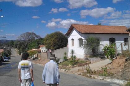 José, junto a su padre, caminando por las calles de su pueblo en Brasil.