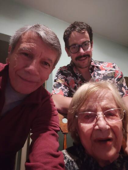 José junto a su padre y su abuela Carmen