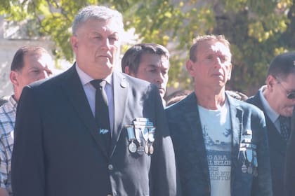 José (izquierda) junto a sus compañeros del Buque General Belgrano en un acto conmemorativo