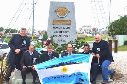 José (izquierda) junto a sus compañeros del buque General Belgrano, en un acto de conmemoración