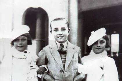 José junto a sus hermanas años antes de que comenzaran su carrera en el mundo del cine