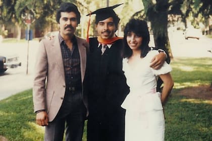 José, junto a sus padres al graduarse