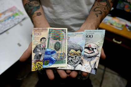 José León, diseñador de 26 años, inició en 2016 una "protesta" en Instagram que acompañó con billetes pintados