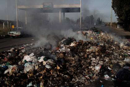 José Léon Suarez. Decenas de cartoneros cortaron durante un día y medio el ingreso al relleno sanitario Norte III, en camino del Buen Ayre y Debenedetti