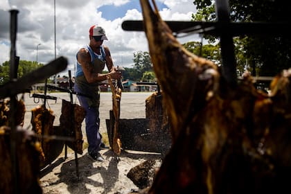 Jose Lobos, asador de Parrilla Carlitos, en ruta provincial 2, Dolores, Provincia de Buenos Aires