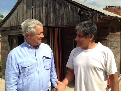 José Longhi junto a Carlos Ricur, el arquitecto de la Fundación Nordelta que diseñó las reformas de su casa. Detrás, los ladrillos que empezaban a cambiar su historia.