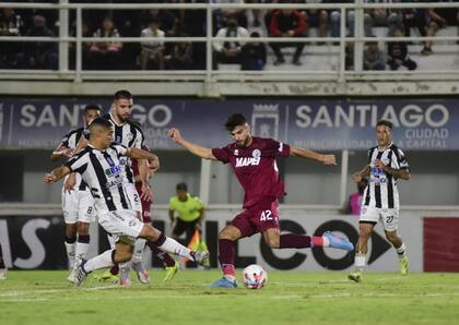 José López, autor de un gol de cabeza para Lanús ante Central Córdoba