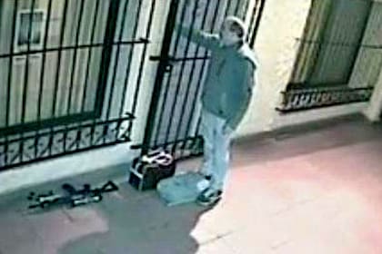 José López en la puerta del convento de General Rodríguez, con armas y dinero en bolsos