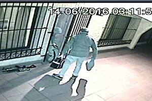 José López entrando los bolsos al convento