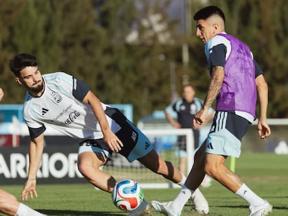 José López, uno de los "nuevos", junto a Thiago Almada, en un ensayo en Ezeiza