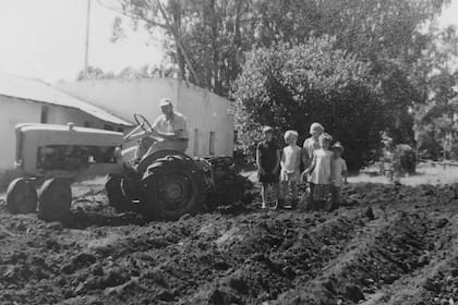 José Luciano Teófilo Verellen y las cinco hermanas de Didin: Susanne, Liliana, Monique, Marianne y Daniele, en tierras tandilenses, donde fundaron el vivero.