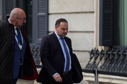 José Luis Ábalos (dech), y su secretario, Koldo García Izaguirre (izq)