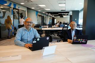 Tienen más de 60 y, en el umbral de su retiro, una multinacional los emplea como pasantes: “Los vamos a sorprender”