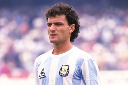 José Luis Cuciuffo se había ganado un lugar de consideración en México, pero su última participación en el seleccionado argentino fue en 1989; en marzo de 1990 dejó Boca para irse al fútbol francés