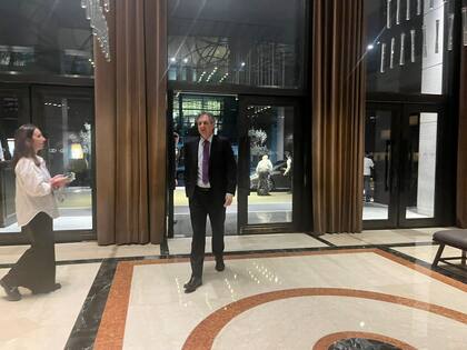José Luis Daza, viceministro de Economía, entrando al Hotel Sofitel Recoleta para participar de la 51 Asamblea General FIAB