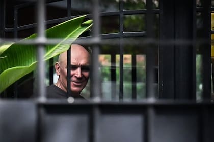 José Luis Espert, durante el allanamiento en su casa de Beccar, en octubre del año pasado