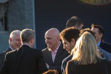 José Luis Espert en medio del público presente en Ezeiza