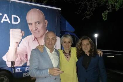 José Luis Espert, Mercedes González y un seguidor del referente libertario