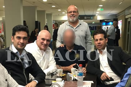 José Luis Espert y Fred Machado (de saco negro), en un imagen tomada el 18 de abril de 2019 en el aeropuerto de Bahía Blanca