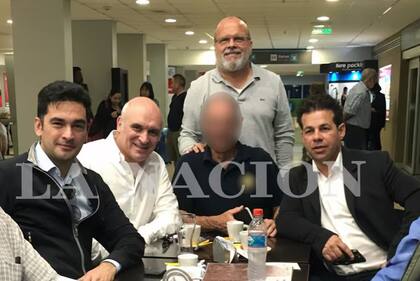 José Luis Espert y Fred Machado juntos fue tomada el 18 de abril de 2019 en el aeropuerto de Bahía Blanca. Aparecen en la fotografía, de izquierda a derecha: Nazareno Etchepare, José Luis Espert, Iván Sherman y Fred Machado.