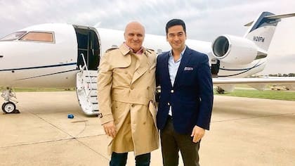 José Luis Espert y Nazareno Etchepare, en 2019, delante del avión de Fred Machado