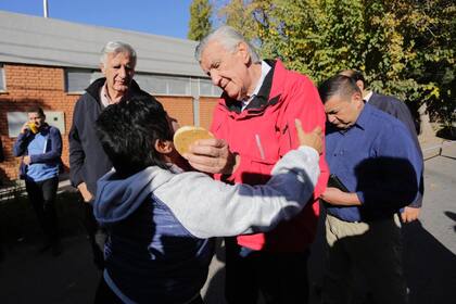 José Luis Gioja, candidato a gobernador de San Juan dentro del lema oficialista, al llegar a votar, el 14 de mayo, en la localidad de Rawson