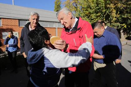 José Luis Gioja llegando a votar a la escuela Cecilio Avila en Rawson.