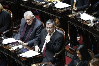 José Luis Gioja y Germán Pedro Martínez en el comienzo de la sesión en Diputados. El Frente de Todos convocó a una sesión especial de urgencia en la Cámara baja
