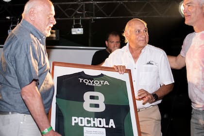 José Luis Imhoff y Coco Benzi reciben la camiseta enmarcada de Pochola Silva de manos de Cristian Mendy: pura emoción